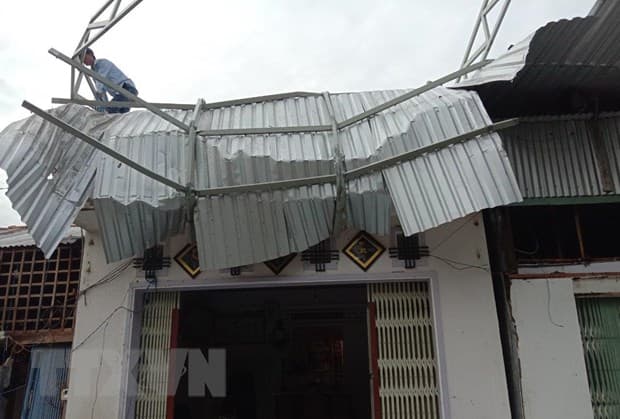 Trà Vinh: Mưa lớn kèm dông lốc làm sập, hư hỏng hơn 150 căn nhà