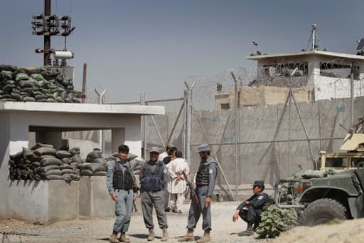 Hơn 300 tù nhân vẫn đang bỏ trốn sau vụ Taliban tấn công nhà tù tại Afghanistan