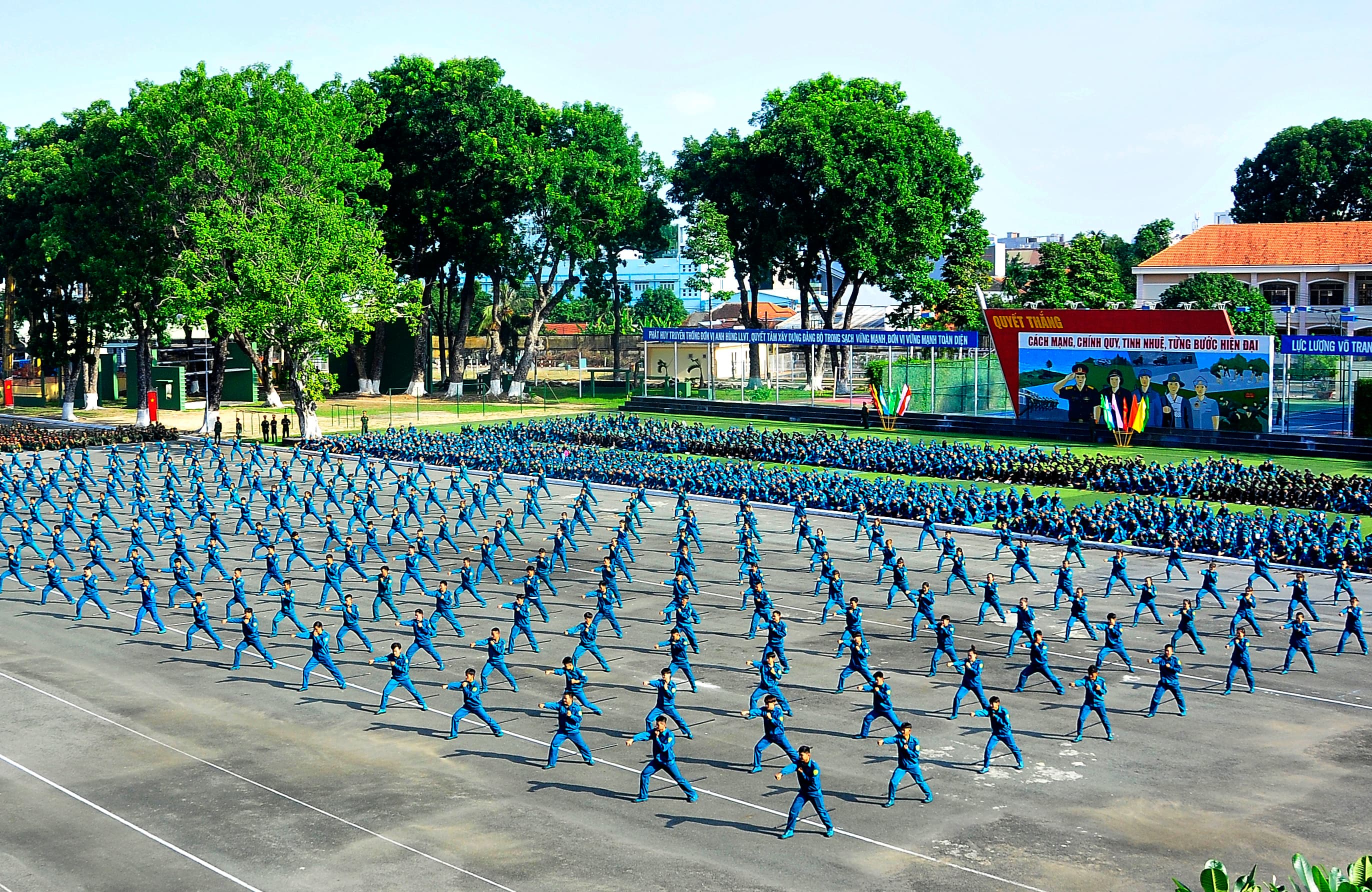 Đồng tâm thi đua đưa nghị quyết vào cuộc sống