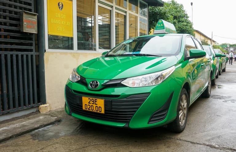 Những chiếc xe taxi đầu tiên chuyển sang biển kiểm soát màu vàng
