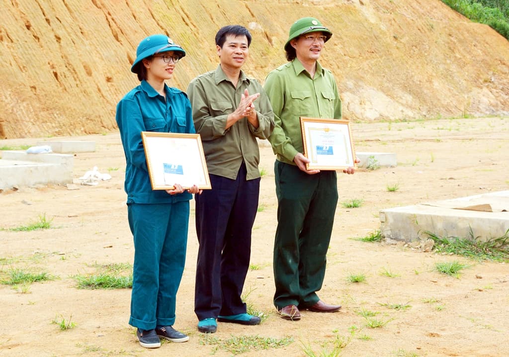 Vượt nắng mưa, thi đua bắn giỏi