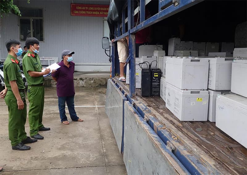 Bắt xe tải và xe đầu kéo vận chuyển khoảng 28 tấn bình ắc quy đã qua sử dụng