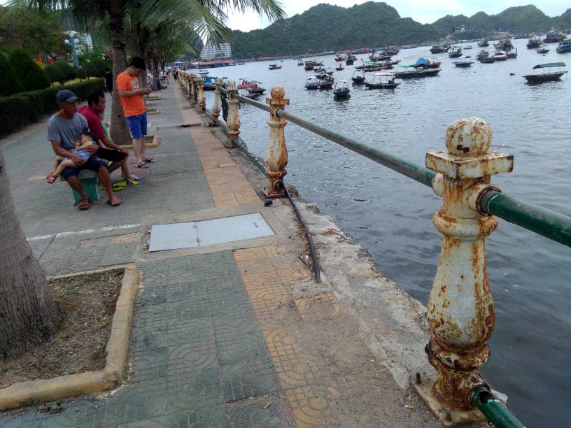 Lan can cảng cá trên đảo Cát Bà bị hư hỏng