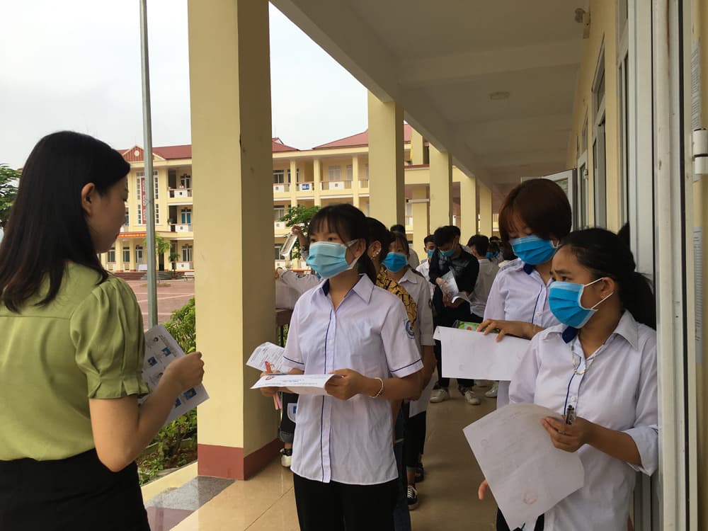 Gần 867.000 thí sinh cả nước bước vào môn thi đầu tiên