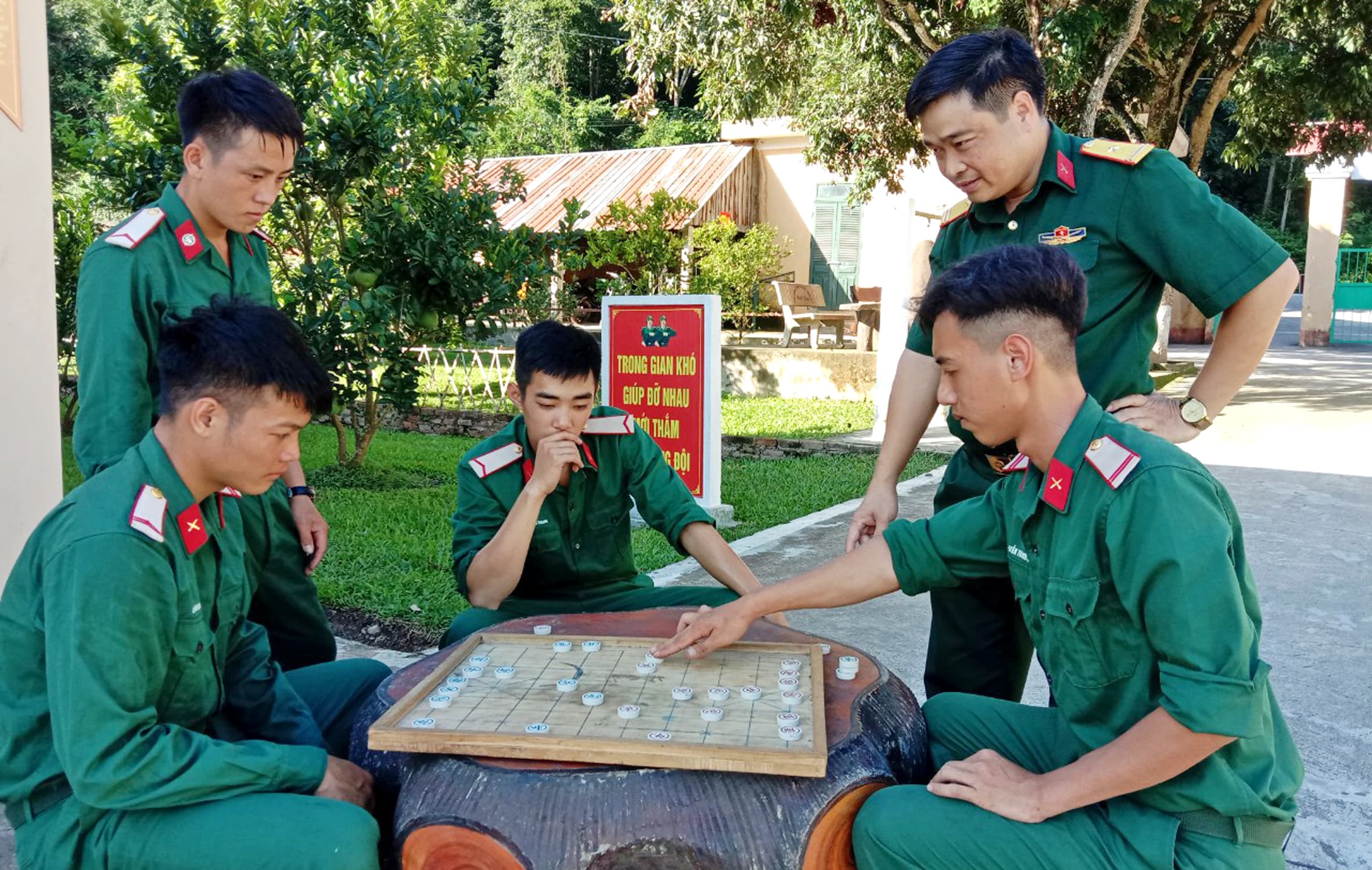 Cán - binh như anh em một nhà