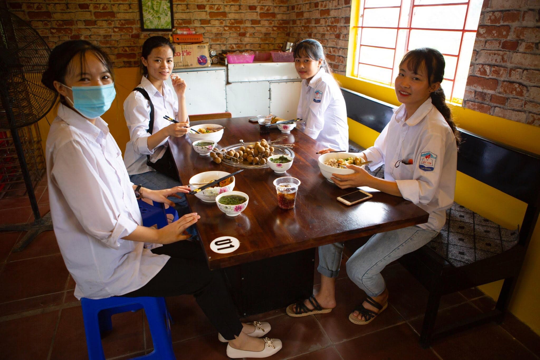 Nghĩa tình từ những suất cơm miễn phí dành cho sĩ tử