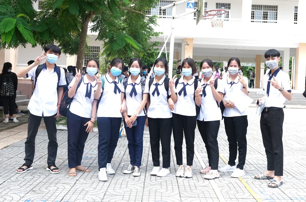Thí sinh phấn khởi hoàn thành bài thi cuối Kỳ thi THPT 2020
