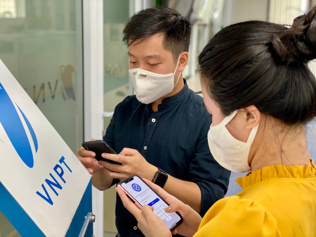 Các nhà mạng miễn cước, tặng dữ liệu cho thuê bao di động truy cập Bluezone
