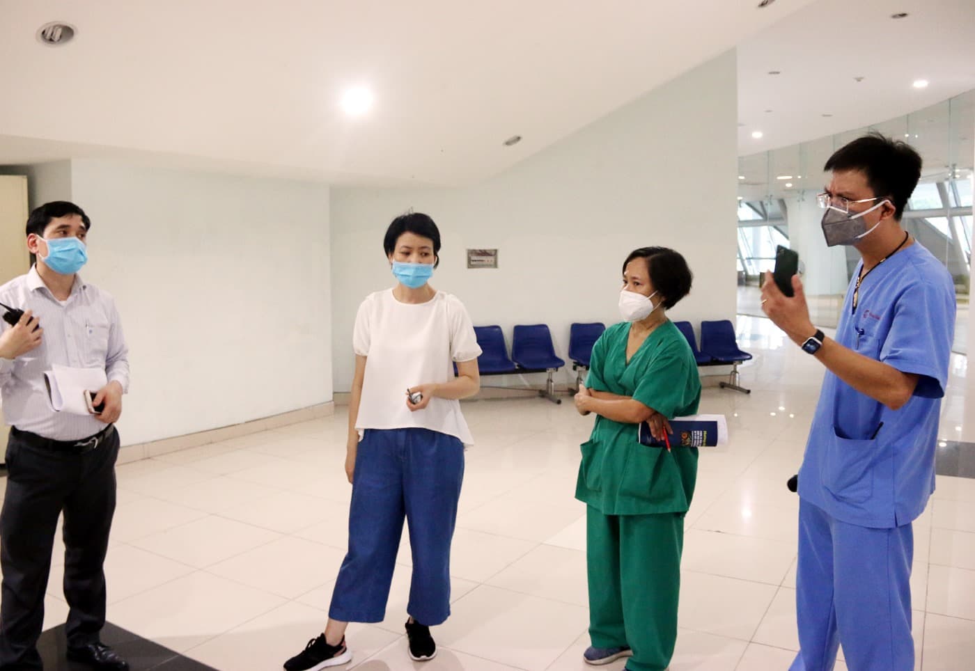 Nữ bác sĩ tích cực kiểm soát nhiễm khuẩn chống dịch Covid-19