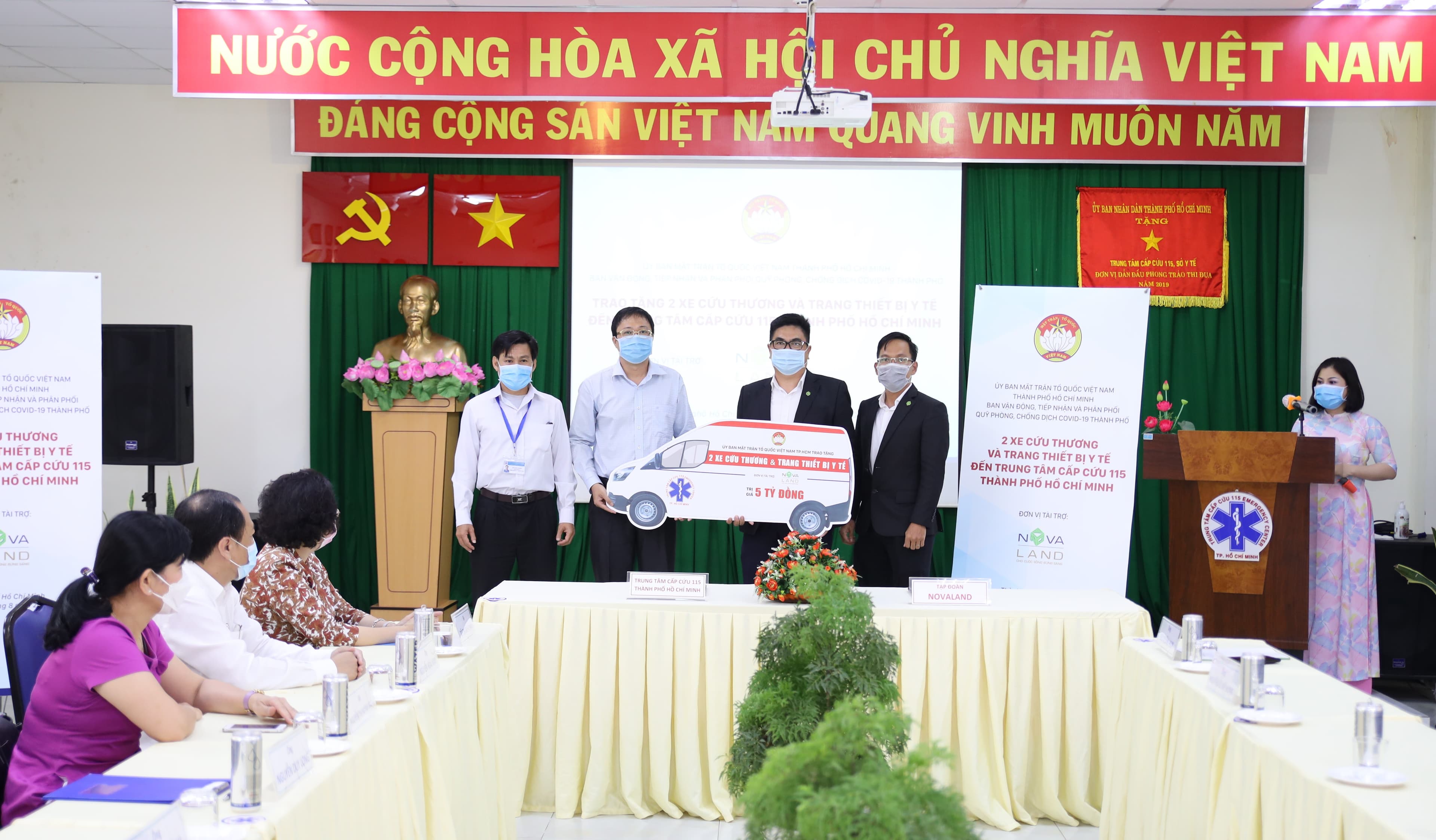 Trao tặng 2 xe cấp cứu-Tập đoàn Novaland tiếp sức cho đội ngũ y tế trên tuyến đầu chống dịch Covid-19