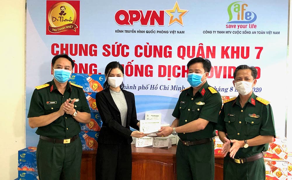 Trao quà và 10.000 khẩu trang tặng LLVT Quân khu 7