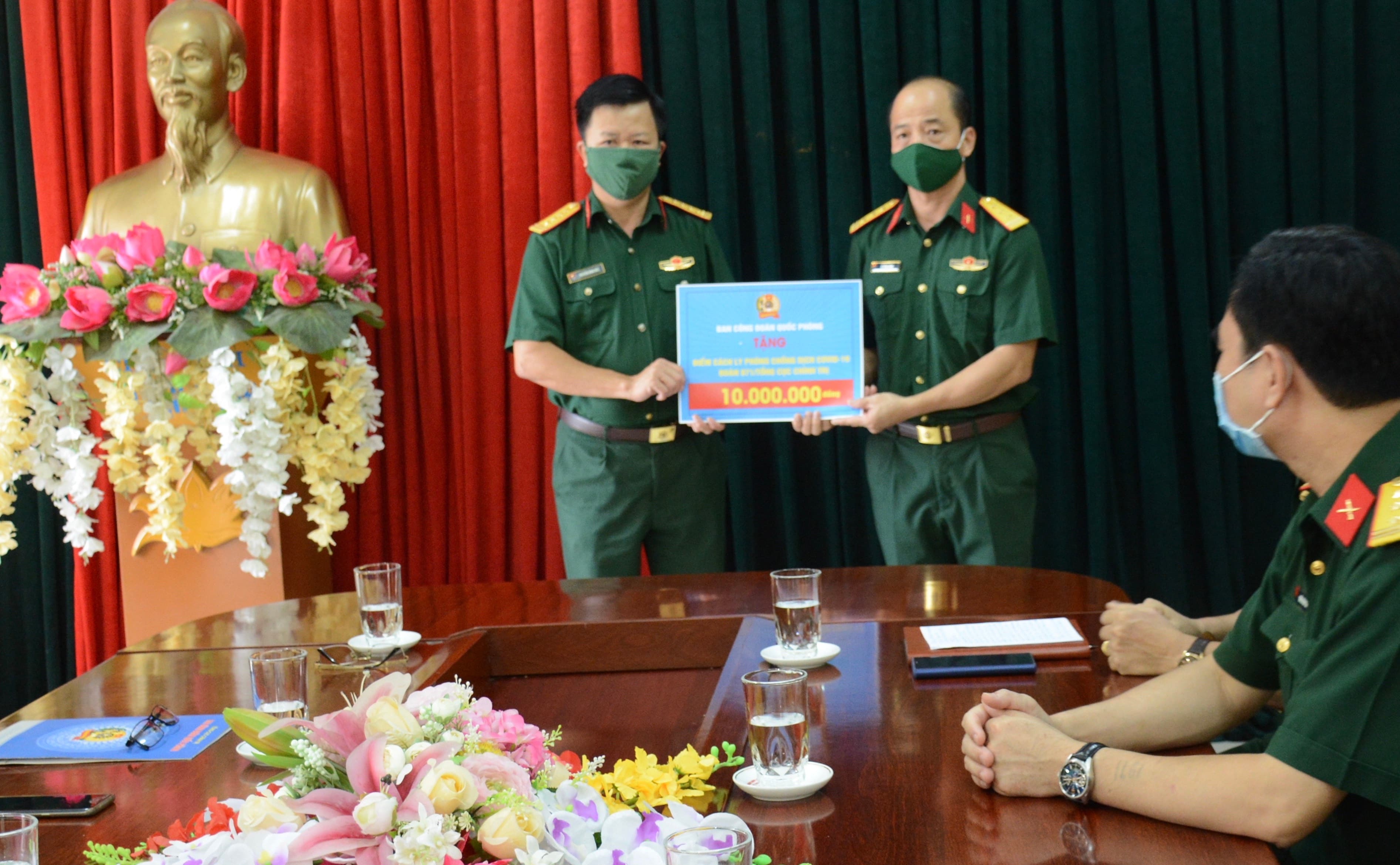 Ban Công đoàn Quốc phòng trao tặng trang thiết bị y tế tặng các đơn vị phòng, chống dịch Covid-19