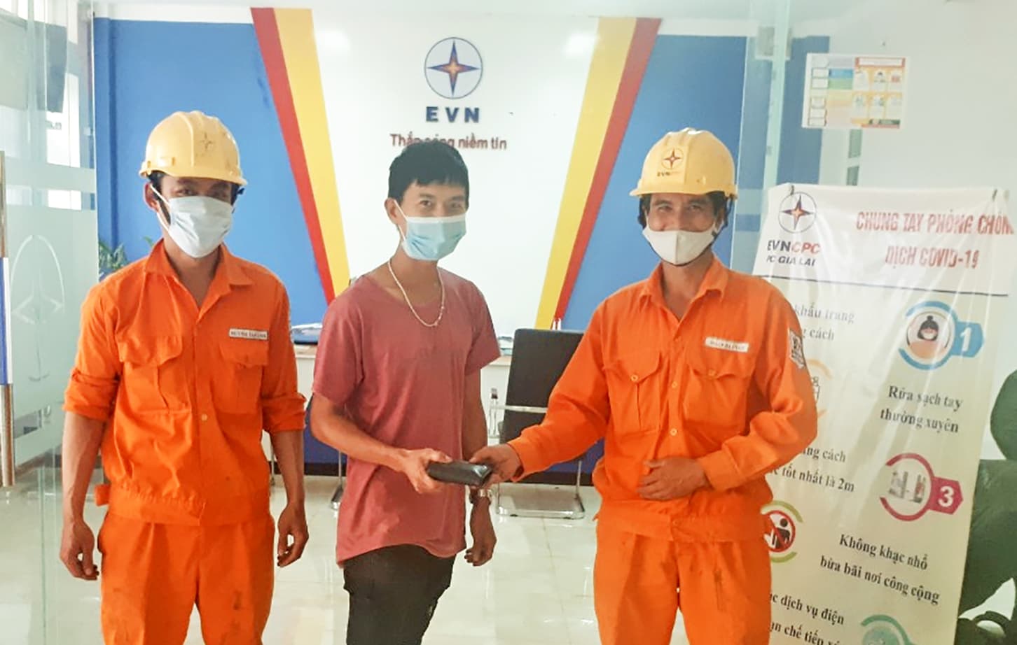 Người công nhân điện lực không tham của rơi