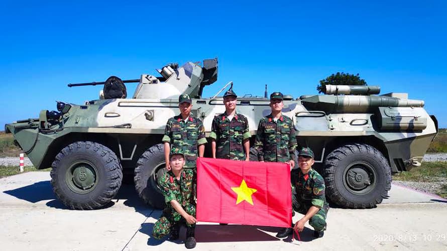 Năm lưu học sinh quân sự Việt Nam tại Nga tham gia cuộc thi “Bầu trời quang đãng”