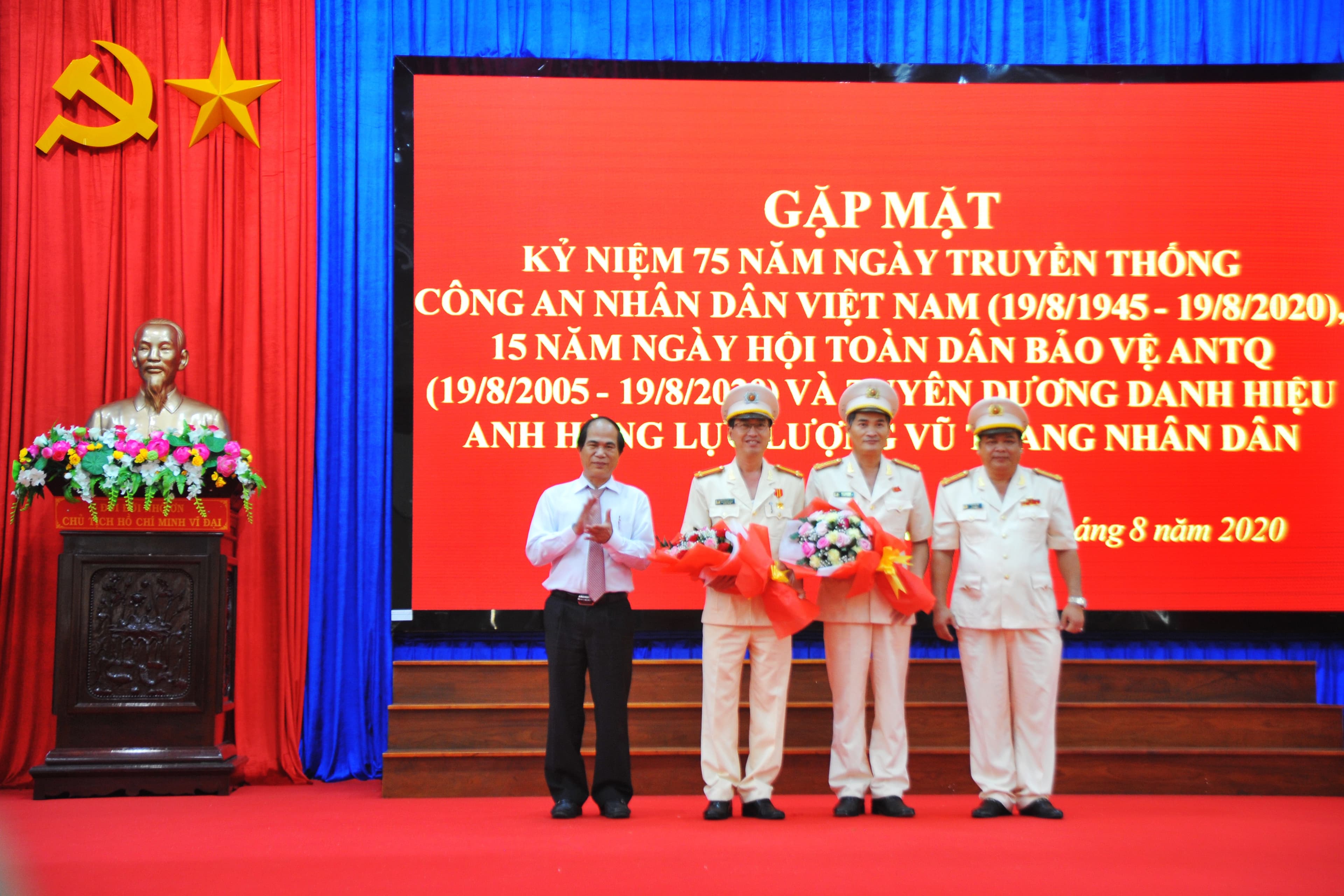 Gặp mặt các thế hệ cán bộ, chiến sĩ nhân kỷ niệm 75 năm Ngày truyền thống Công an nhân dân