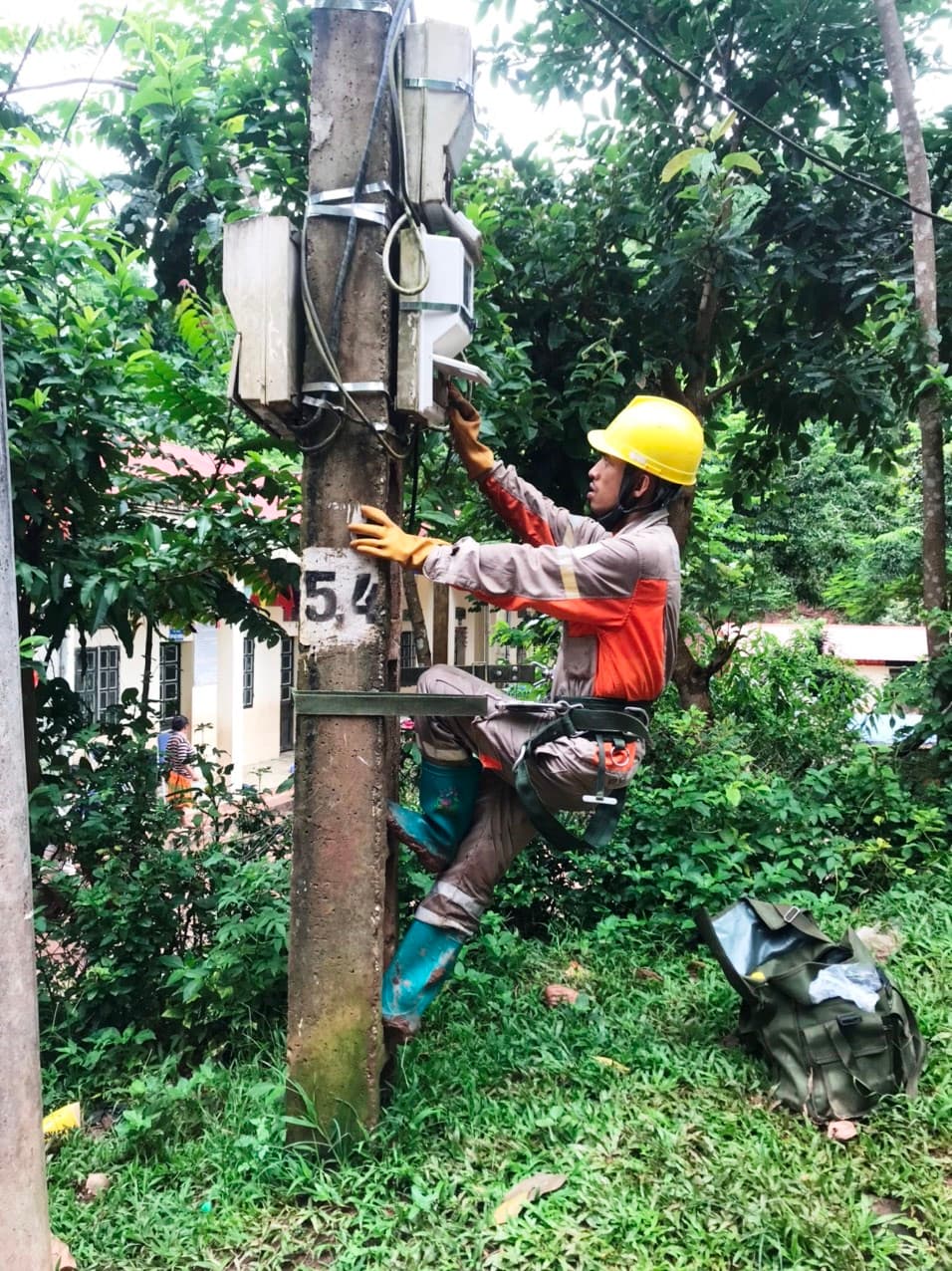 Nỗ lực khắc phục sự cố điện do lũ quét ở Nậm Pồ