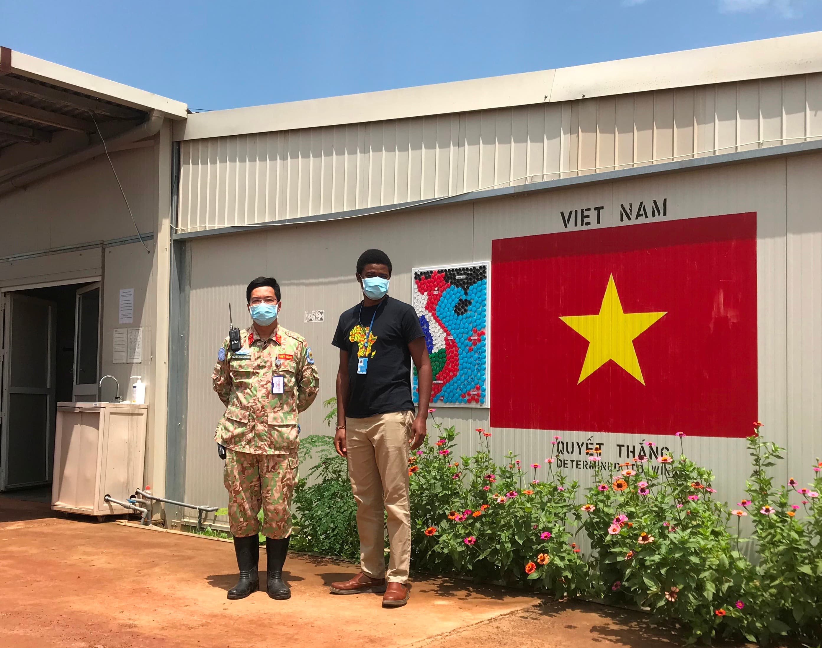 Các bác sĩ bệnh viện dã chiến Việt Nam giúp tôi yên tâm!