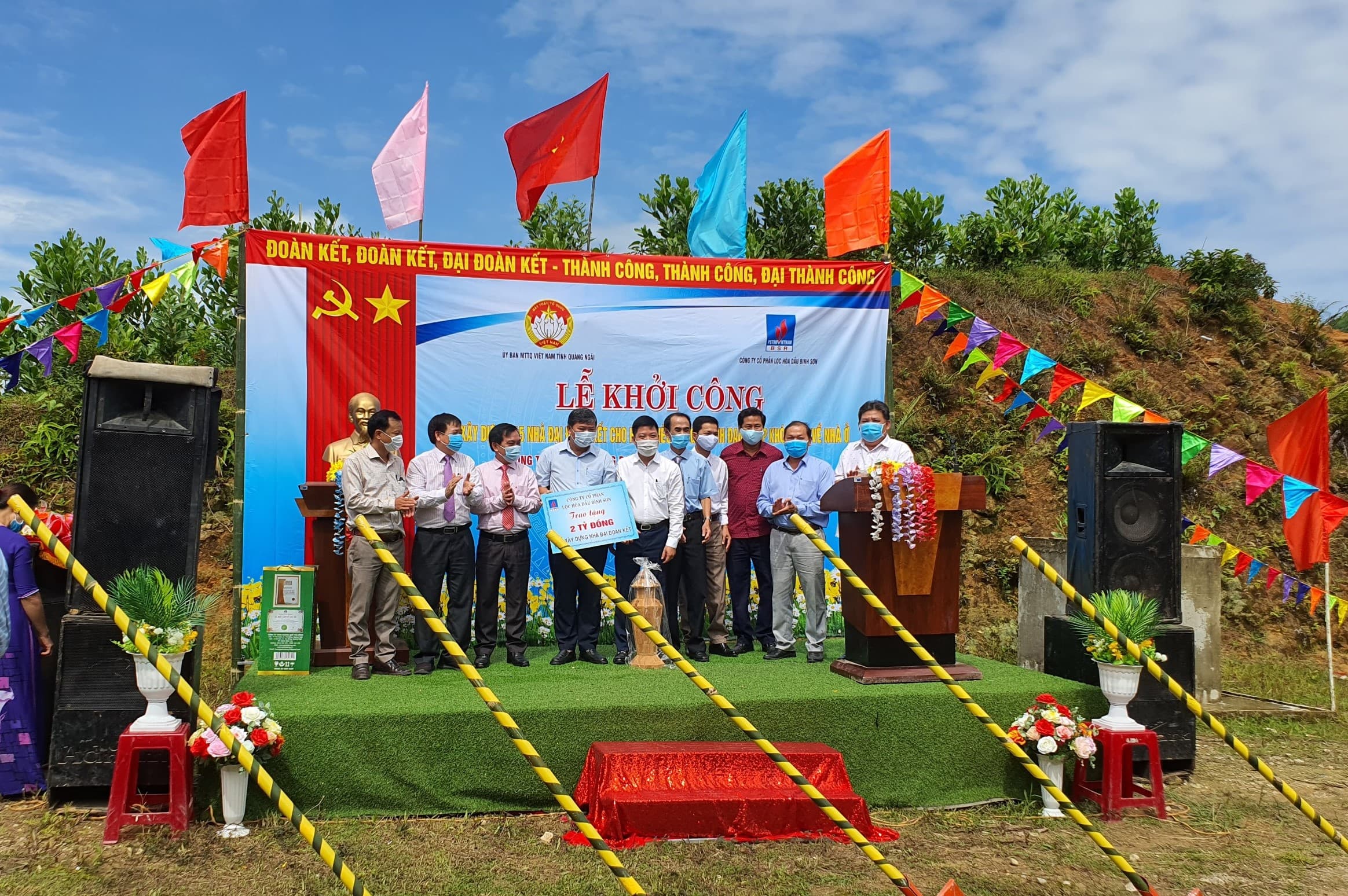 Tài trợ 2 tỷ đồng xây dựng nhà đại đoàn kết cho nhân dân tỉnh Quảng Ngãi