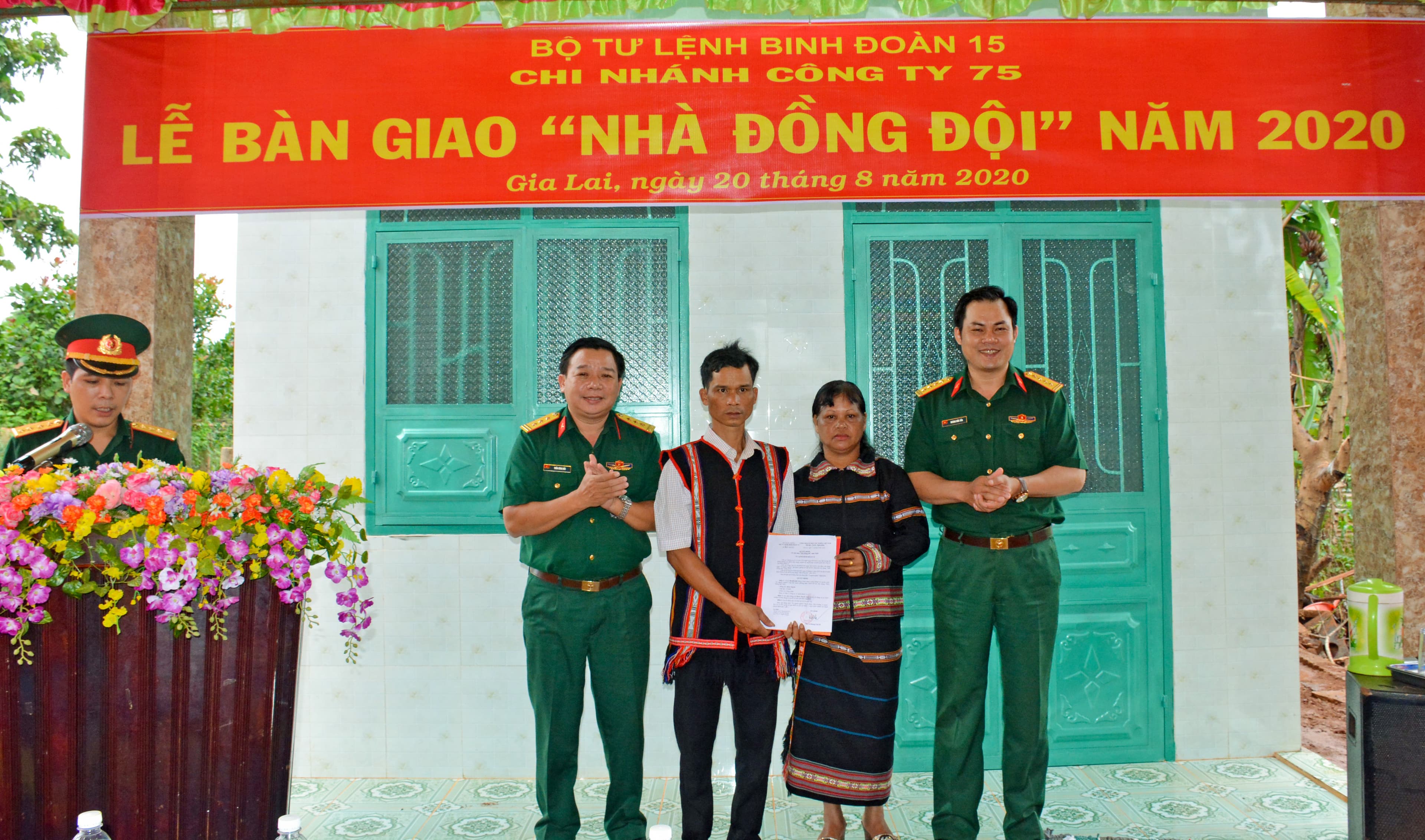 Binh đoàn 15 bàn giao “Nhà tình nghĩa” và “Nhà đồng đội” tặng gia đình công nhân