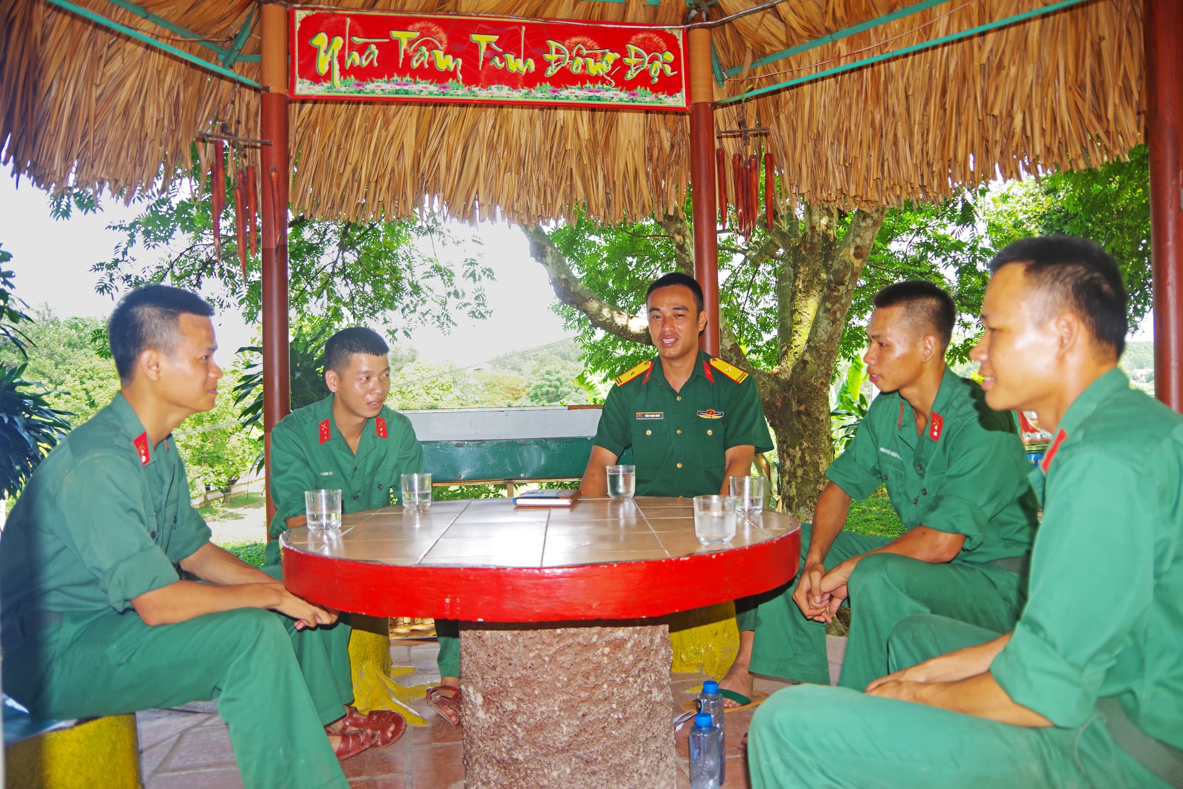Gần gũi, hòa đồng với chiến sĩ