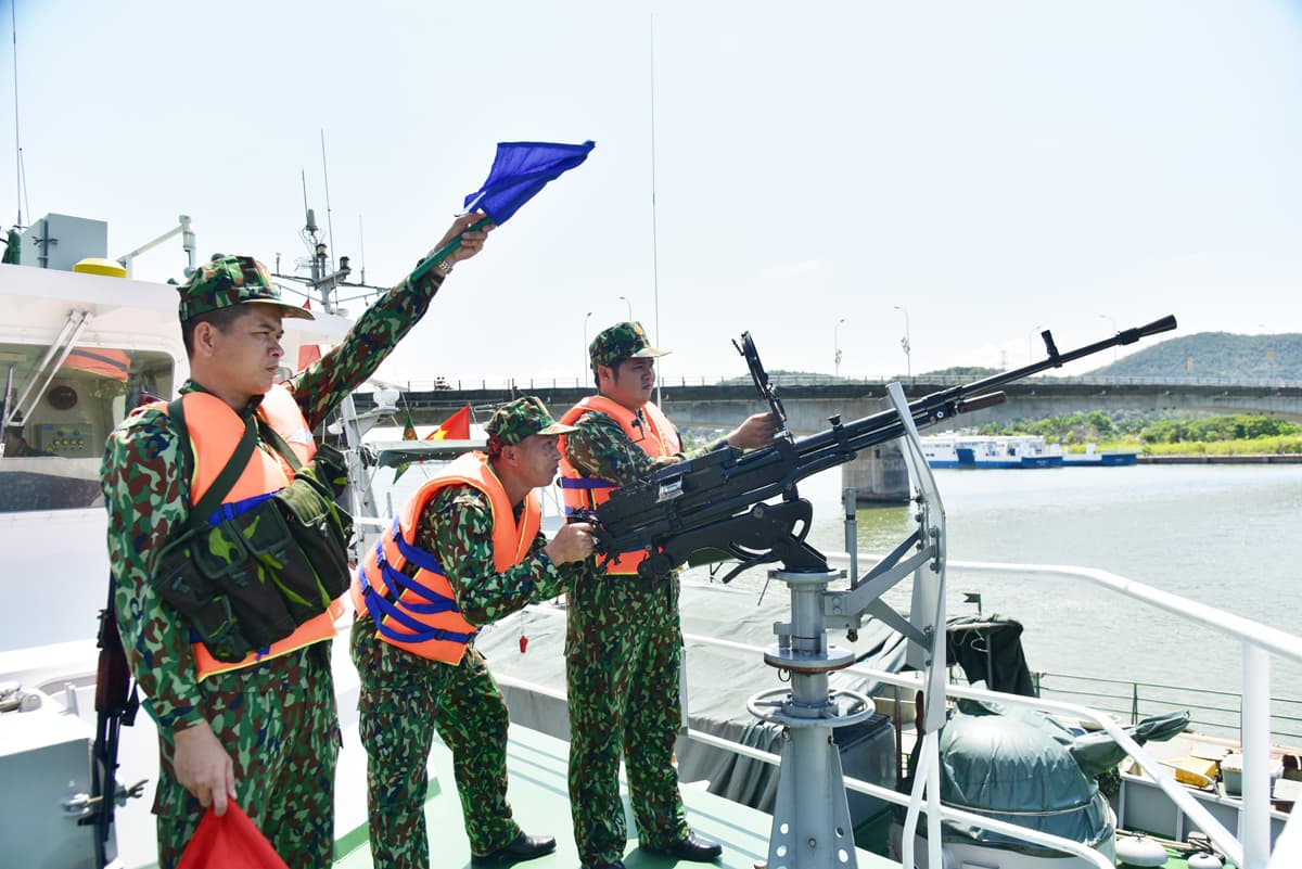 Những người lính trên con tàu ST-294
