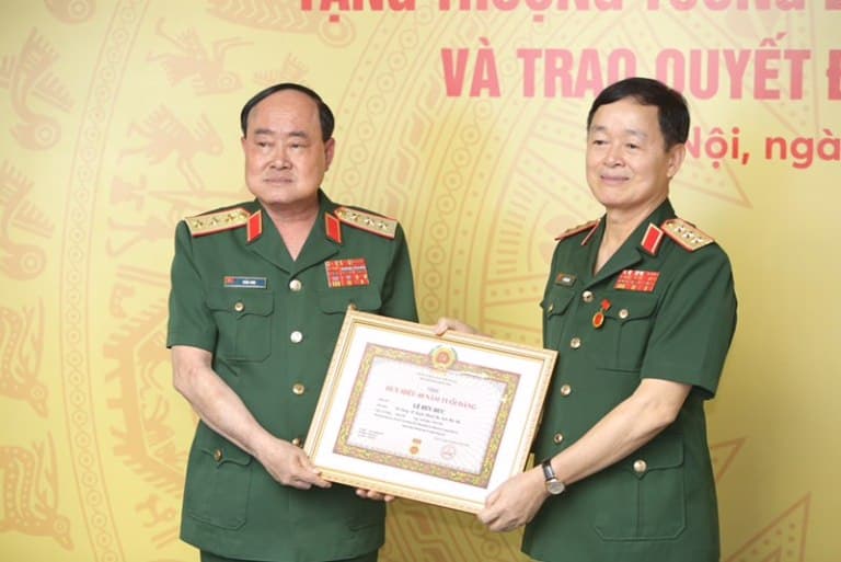 Chủ tịch Hội đồng quản trị MB đón nhận Huy hiệu 40 năm tuổi Đảng