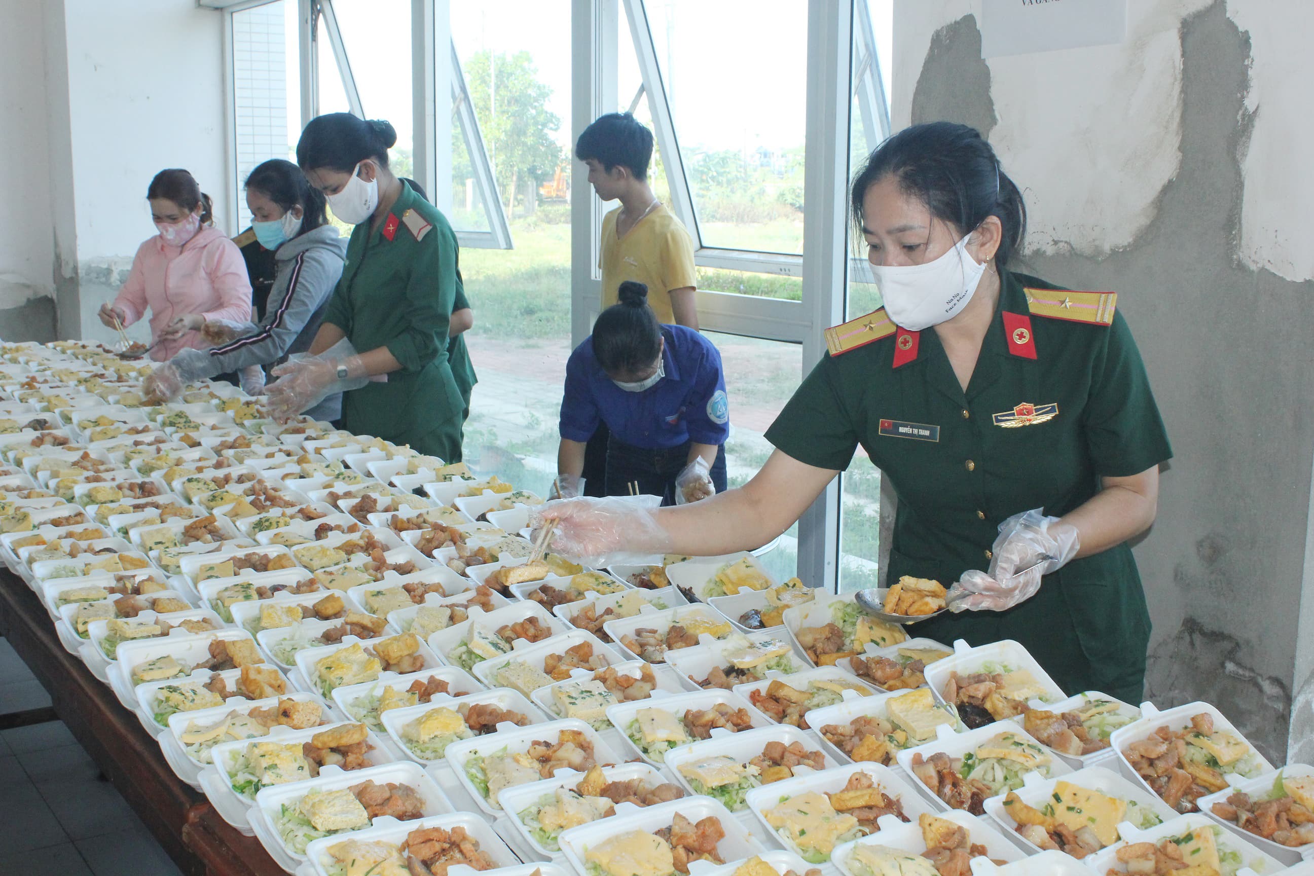 Phụ nữ Quân khu 4 đồng hành chống dịch