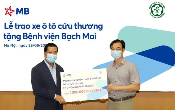 Ngân hàng Quân đội trao 2 xe cứu thương tặng Bệnh viện Bạch Mai