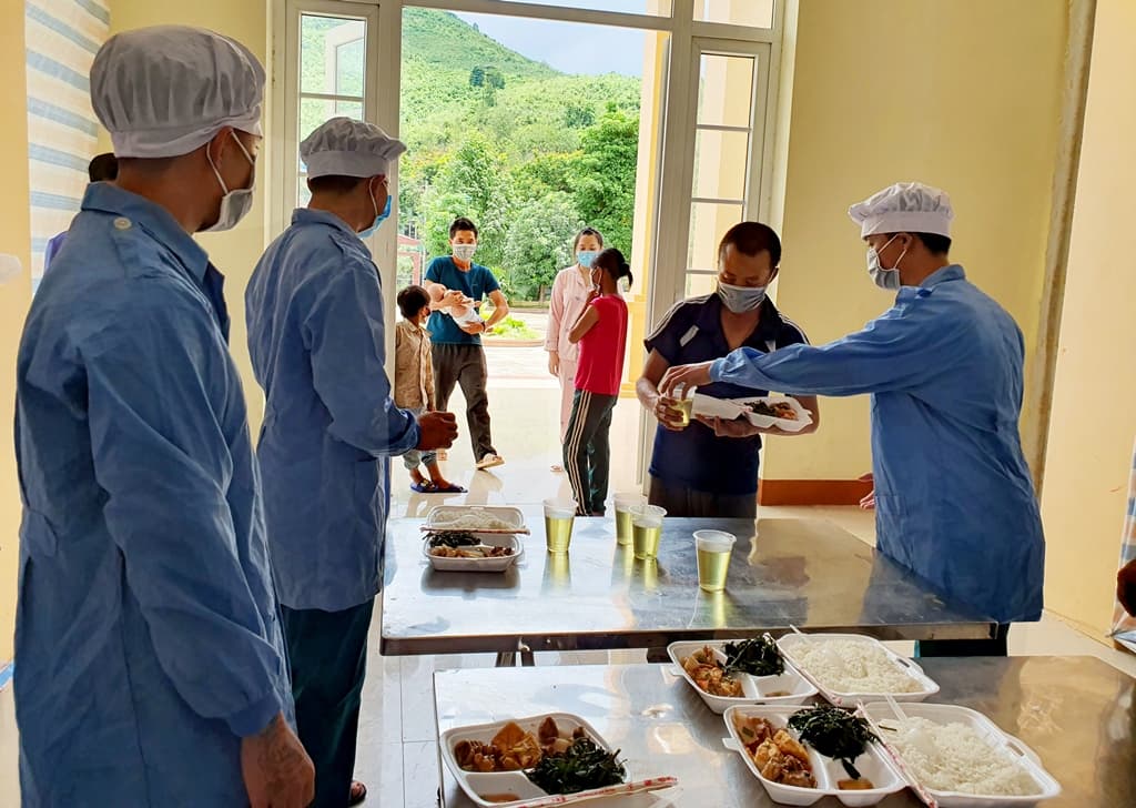 Tận tình phục vụ người dân trong khu cách ly