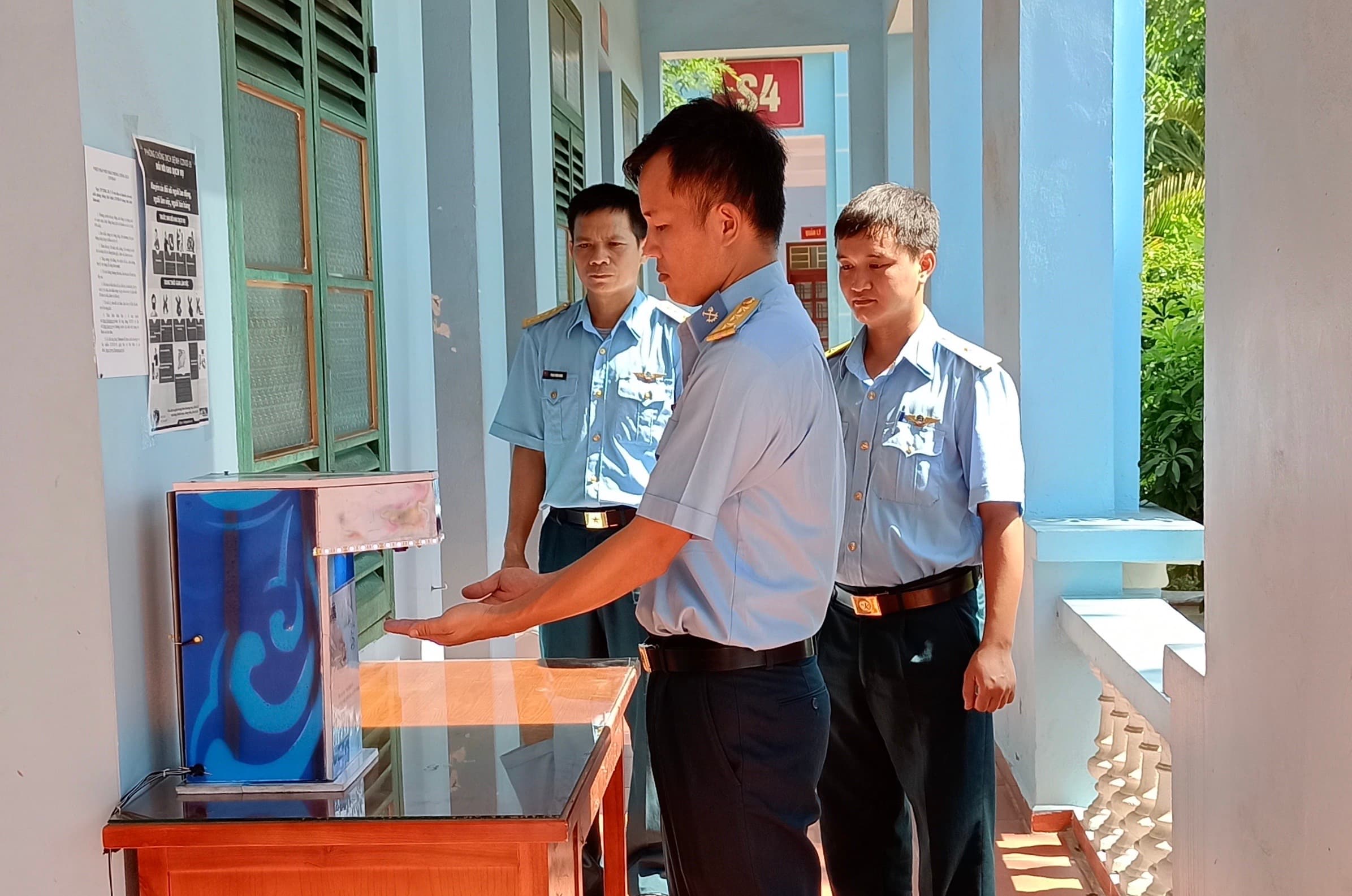 Máy sát khuẩn tự động phòng, chống dịch Covid-19