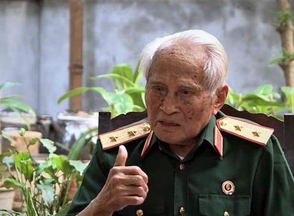 Trung tướng Nguyễn Quốc Thước xem tường thuật và gửi lời chúc đến Đội tuyển Xe tăng QĐND Việt Nam