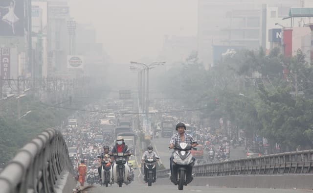 Không khí Hà Nội ô nhiễm, người dân hạn chế ra ngoài