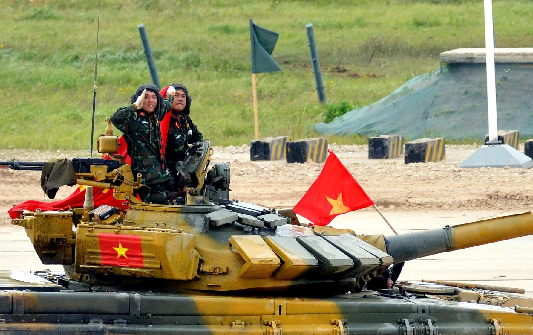 Không khí vỡ òa trên khán đài ở Alabino khi xe tăng Việt Nam về nhất