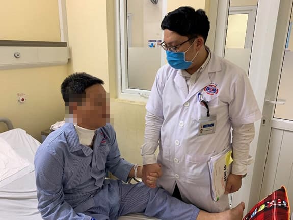 Người đàn ông “thoát liệt” sau ca phẫu thuật điều trị ung thư tiền liệt tuyến di căn cột sống cổ
