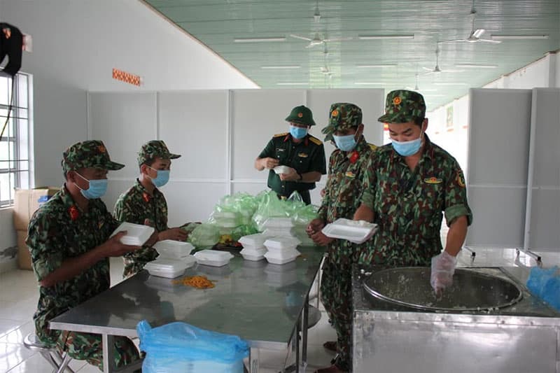 Bộ đội luôn ân cần, chu đáo với nhân dân