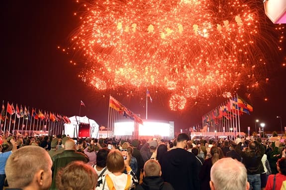 Ngắm xe tăng trên... trời và màn pháo hoa rực rỡ đêm bế mạc Army Games 2020