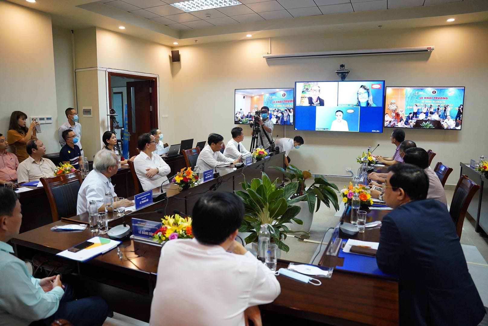 Khám, chữa bệnh từ xa - giải pháp hiệu quả