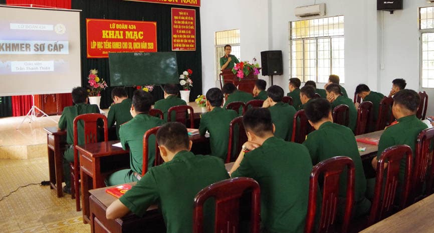 Lớp học tiếng Khmer của chiến sĩ trẻ