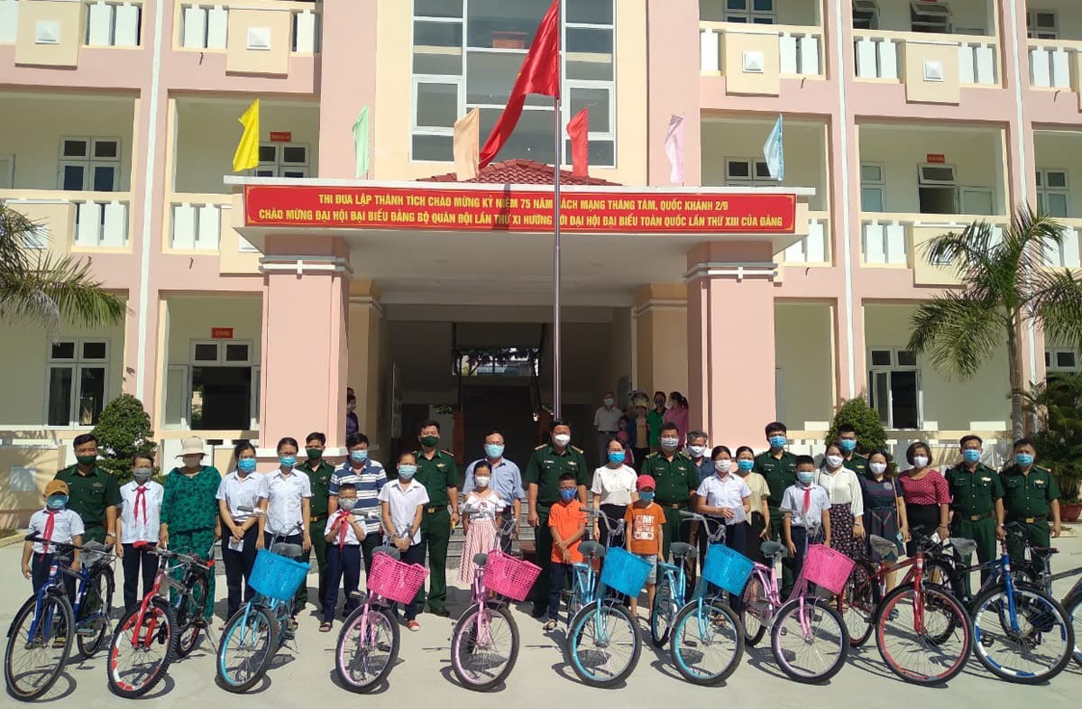 BĐBP Đà Nẵng trao quà tặng học sinh nghèo vượt khó