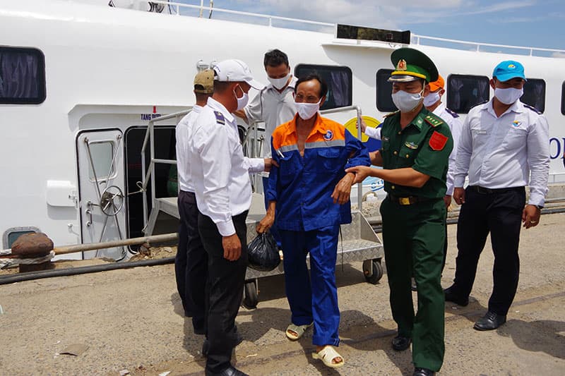 Bộ Chỉ huy BĐBP tỉnh Bình Thuận phối hợp đưa 25 ngư dân tàu cá gặp nạn trở về gia đình