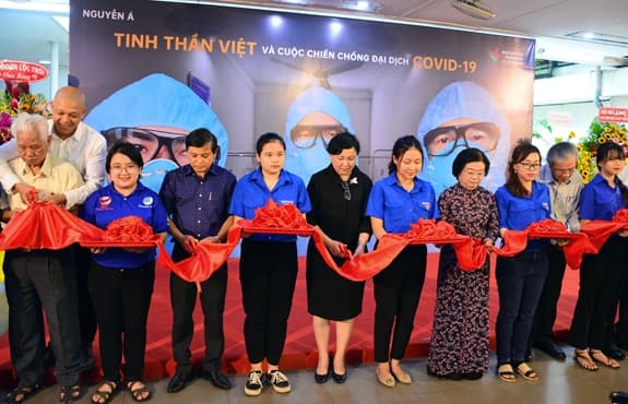 Ra mắt sách ảnh “Tinh thần Việt và cuộc chiến chống đại dịch Covid-19”