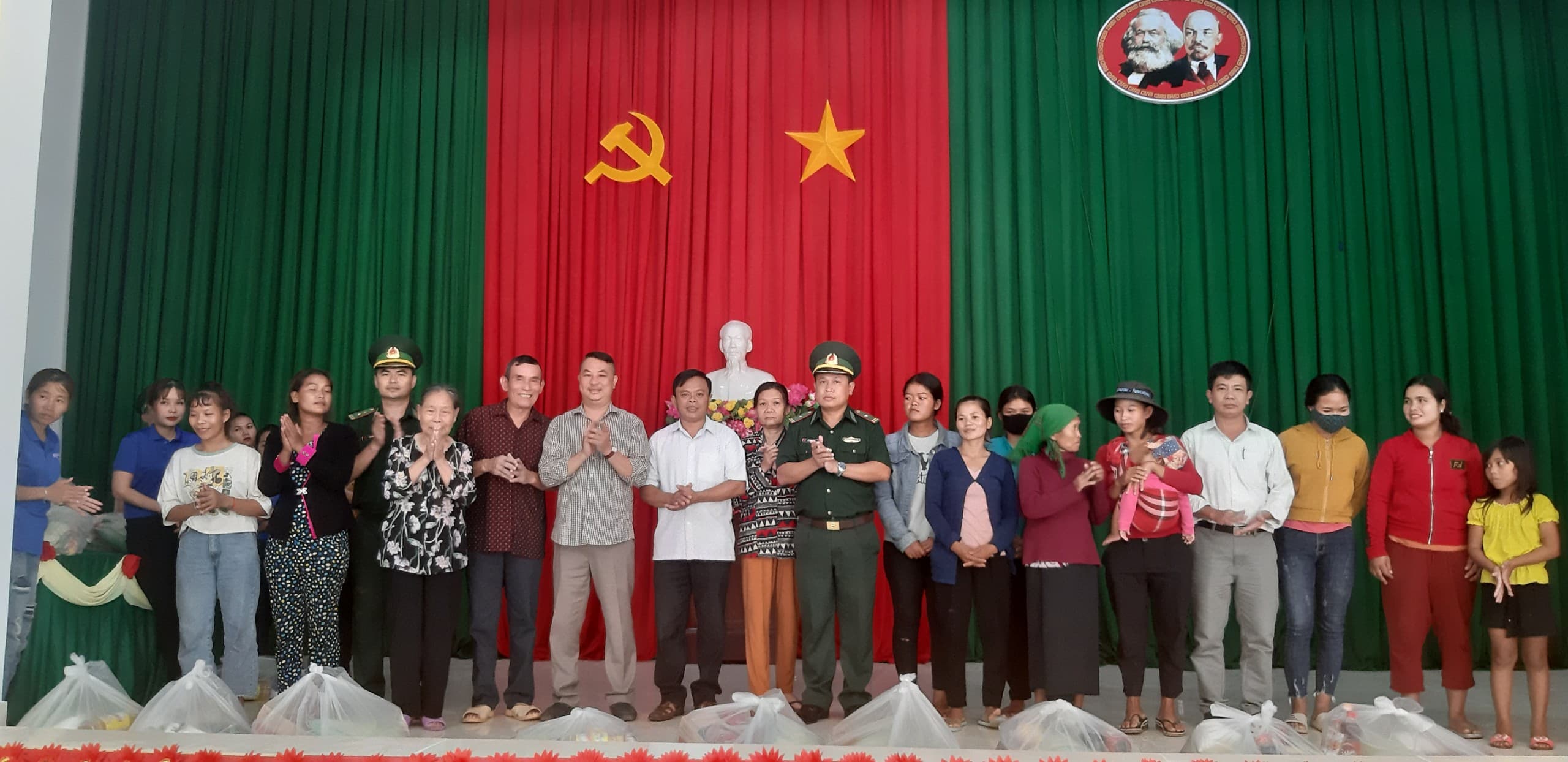 Biên phòng Đắk Lắk hỗ trợ hộ nghèo bị ảnh hưởng bởi dịch Covid-19