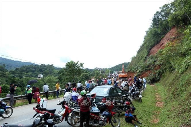Điện Biên: Quốc lộ 279 tắc đường gần 4 giờ do sự cố sạt lở đất đá