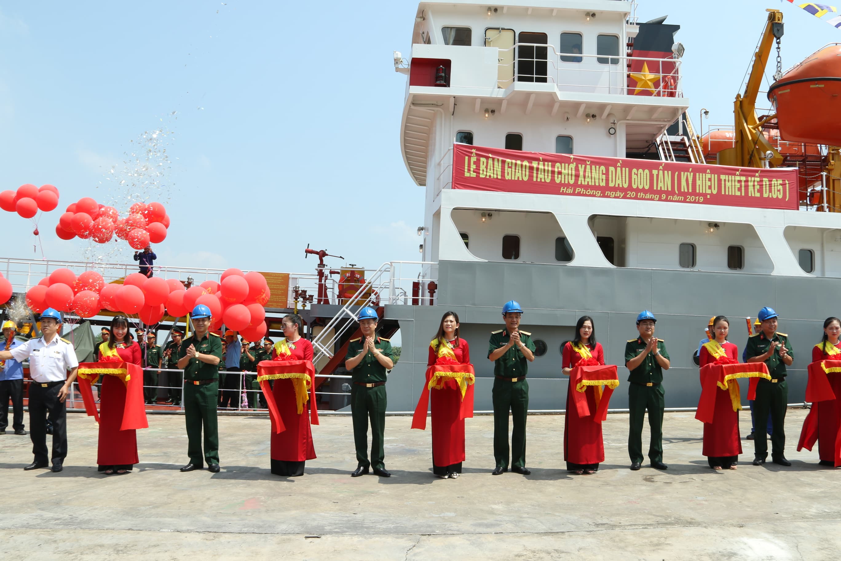 "Vượt qua khó khăn, hướng ra biển"
