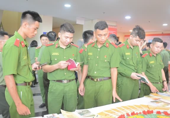Thúc đẩy phong trào đọc sách trong lực lượng Công an nhân dân