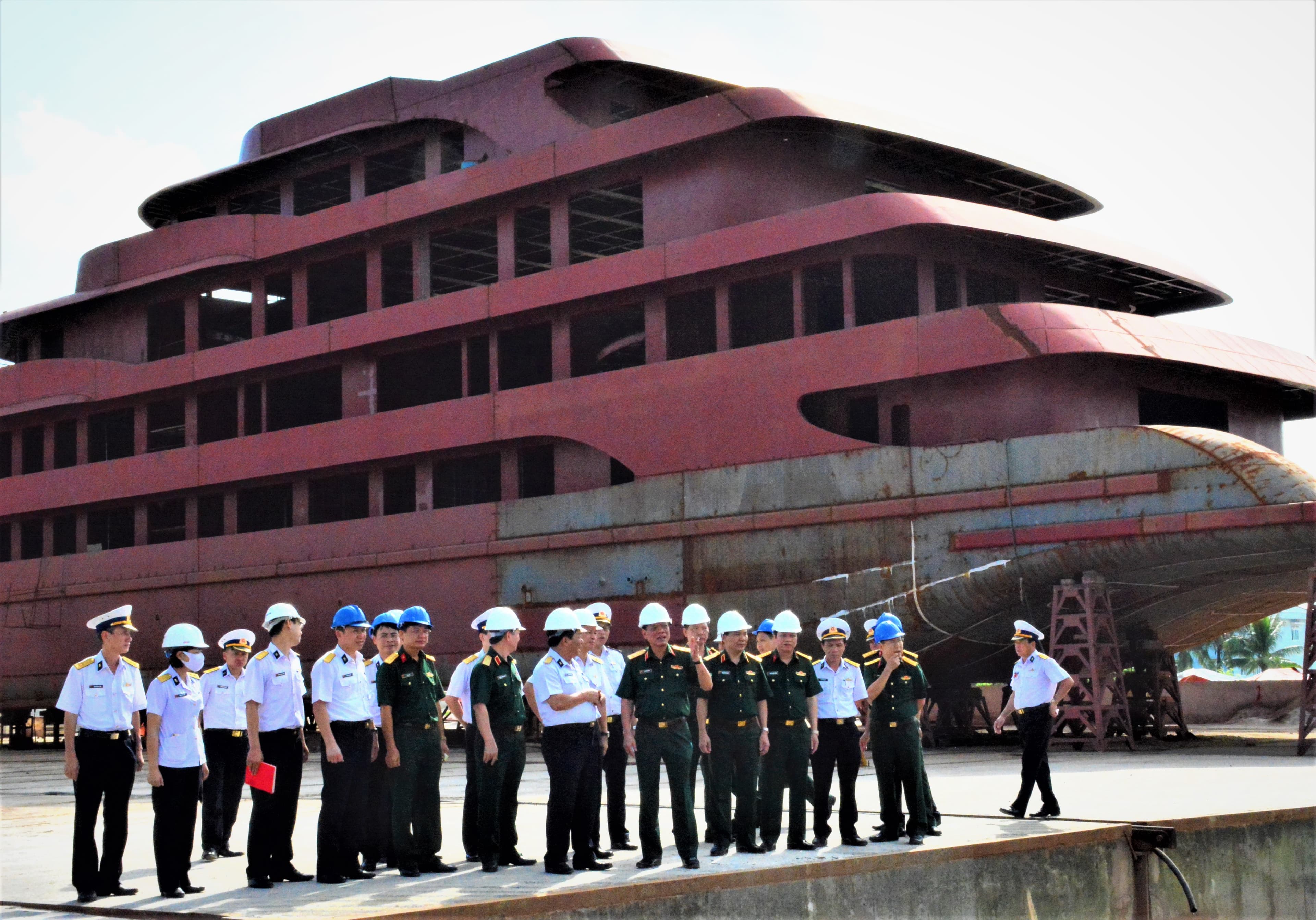 Trung tướng Ngô Minh Tiến kiểm tra các nhà máy đóng tàu quân đội
