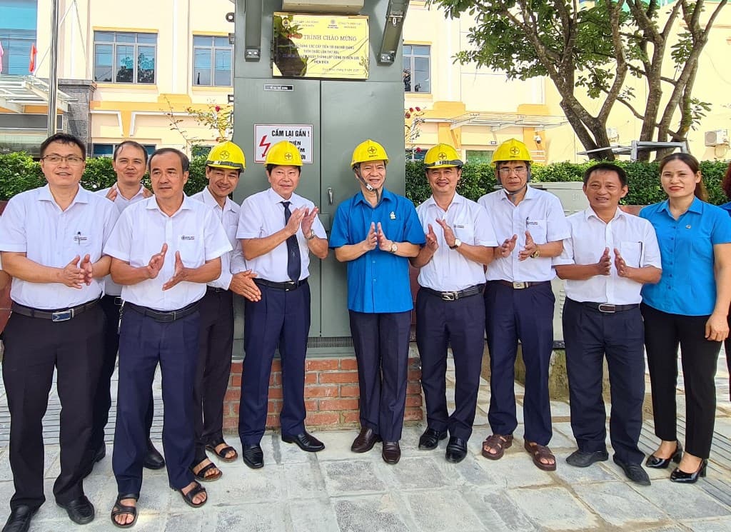 Điện Biên: Gắn biển 2 công trình hiện đại hóa lưới điện phân phối