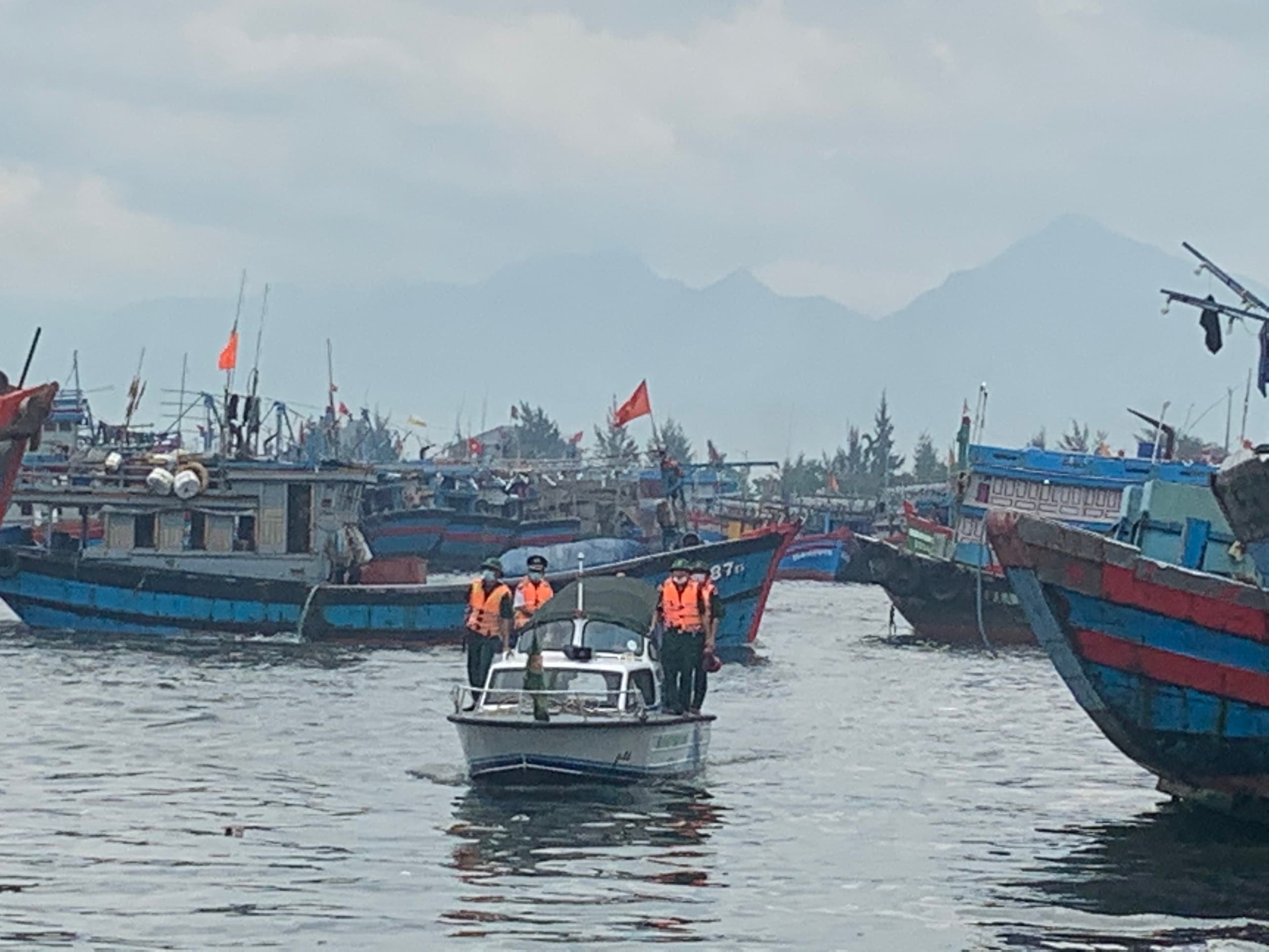Sát cánh giúp nhân dân chống bão