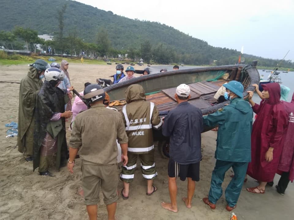 Bộ đội, dân quân dốc sức giúp dân chống bão