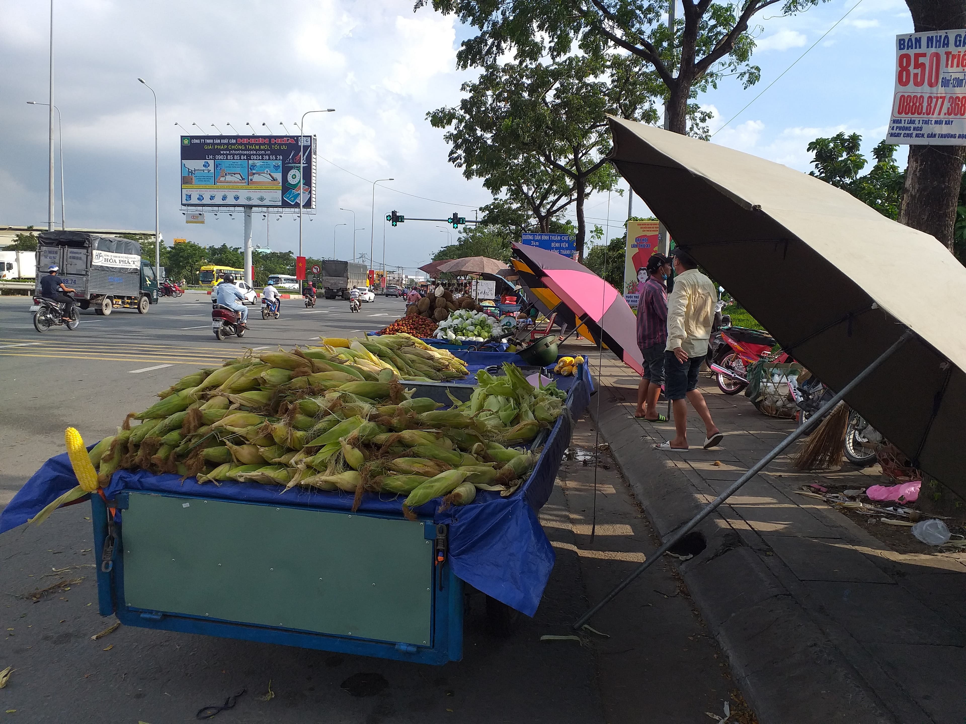 Nhếch nhác “chợ nhảy” trên Quốc lộ 1A